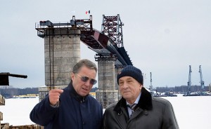 Александр Соловьев и Александр Забарский инспектируют строительство моста через Каму, февраль 2015-го | фото пресс-службы главы Удумртии