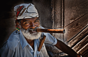 Old-man-smoking-cigar-Cuba-Andy-Kampf