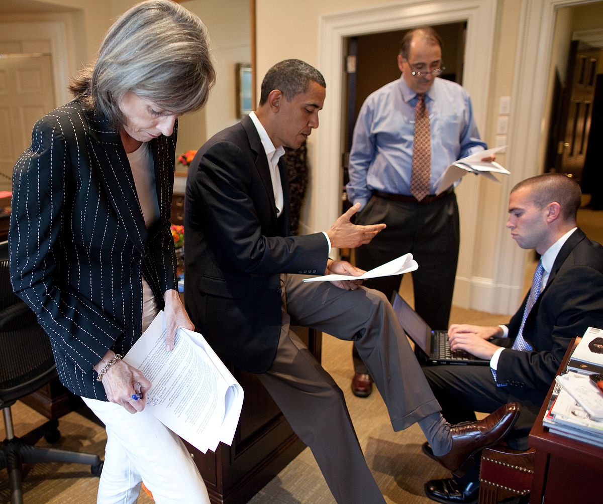 1200px-Obama_and_aides_working_on_a_speech_cropped